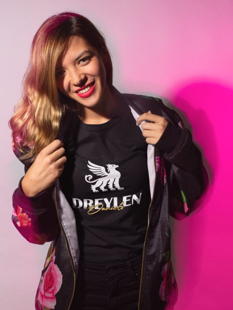 Frau traegtr ein schwarzes Dreylen Daniels Shirt